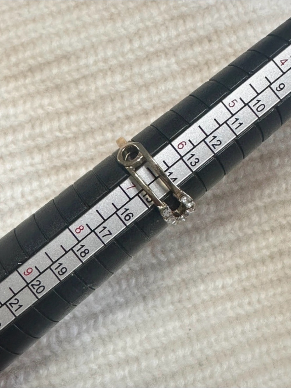 Unique Gold Pin ring - Picture 3 of 3